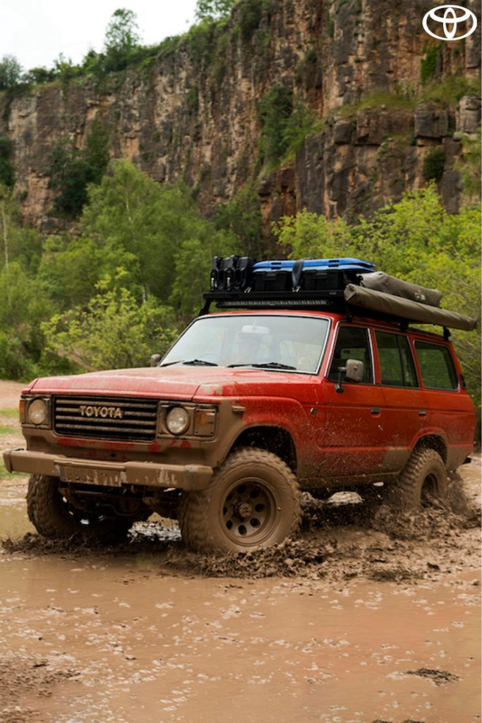 Toyota Land Cruiser 4x4 cruzando un río en la Sierra Nevada de Santa Marta